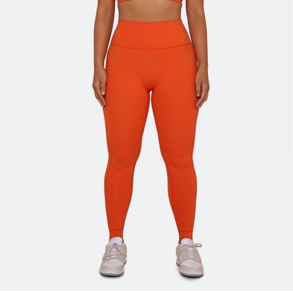 Set active set in the shade ‘Heat’ sportbody material